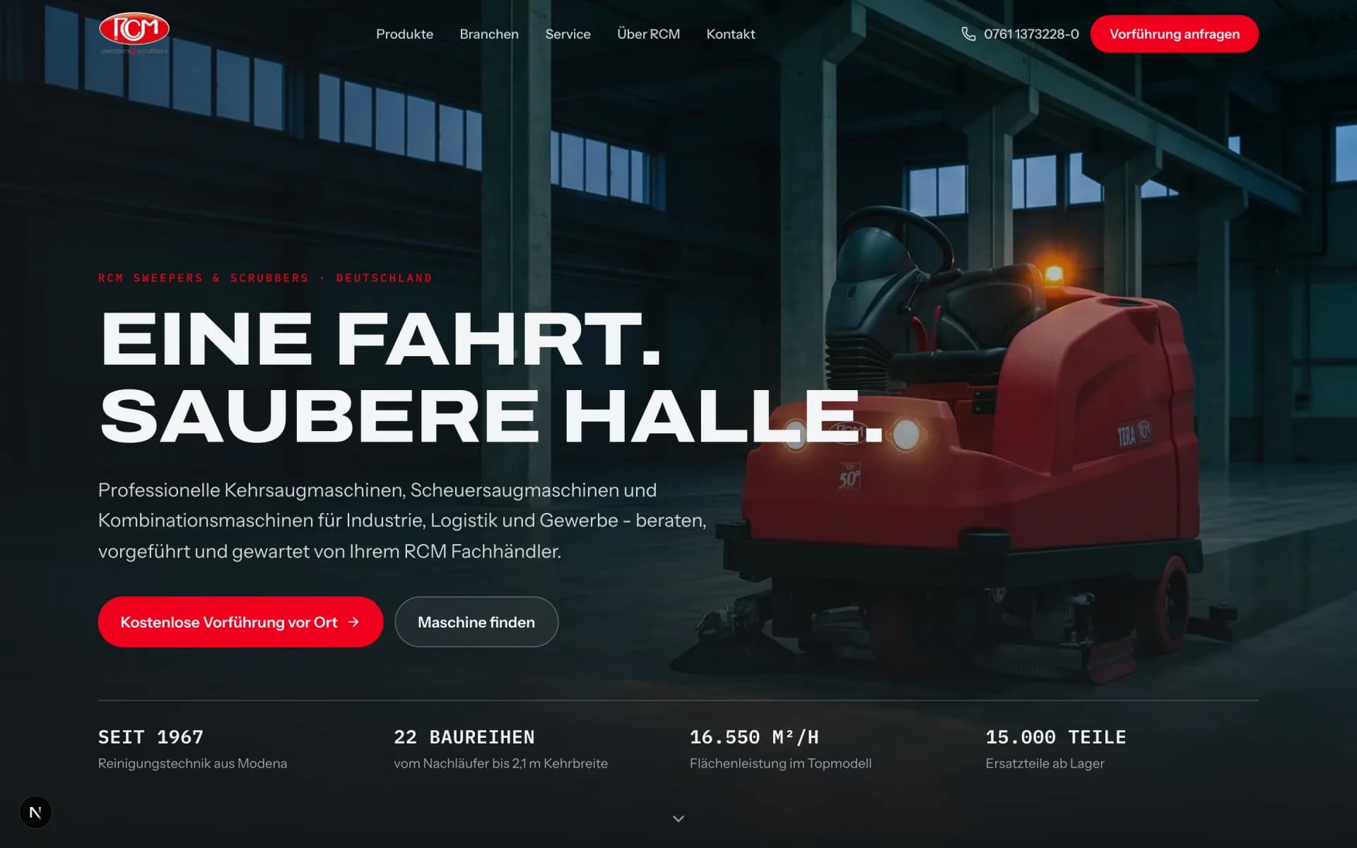 RCM - Hero der Kundenwebsite mit Kehrsaugmaschine in der Halle